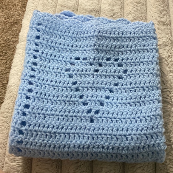 Handmade heart patterned crocheted blanket - Picture 3 of 3